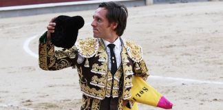 Javier Solís saludando tras matar al de su confirmación. (FOTO: Iván de Andrés/Burladero.com)